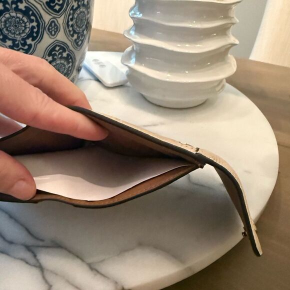 NWOT COACH Embossed Signature Leather Wyn Small Wallet - Picture 6 of 6